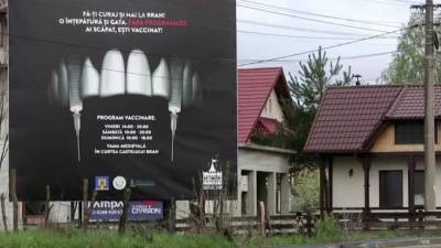 Власти Румынии открыли центр вакцинации от коронавируса в замке Дракулы