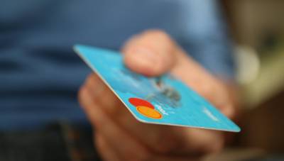 Житель Твери расплачивался в магазинах чужой банковской картой