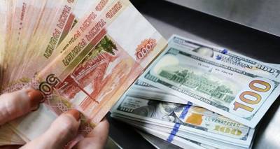 Курс рубля повышается к доллару и евро