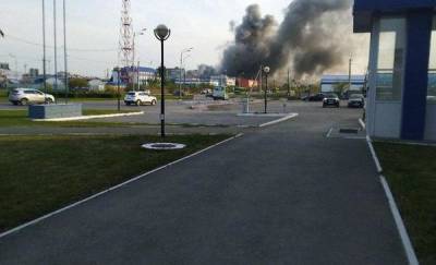 Тюменцы сообщили о пожаре в ангаре по Щербакова