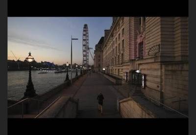 ВИДЕО: в Лондоне "сняли с мели" китенка