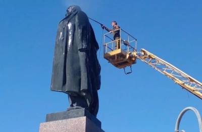 В Астрахани отмыли памятник Ленину