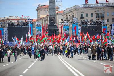 9 мая в Беларуси задерживали граждан с букетами цветом, биноклем и фотоаппаратом