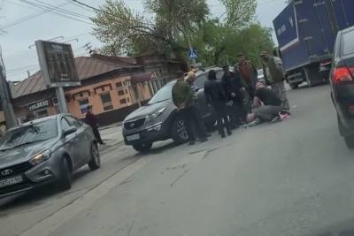 В центре Саратова водитель иномарки сбил двух пешеходов