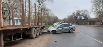 В Вологде молодой водитель на Рено врезался в прицеп