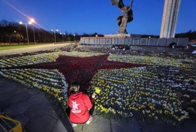 Волонтёры в Риге за ночь уложили цветы у монумента Освободителям