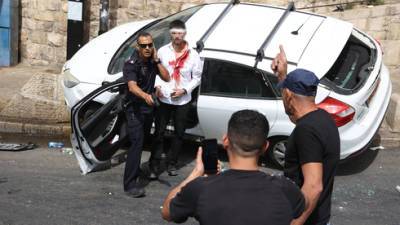 Видео: водитель попал под град камней в Иерусалиме и вылетел на тротуар