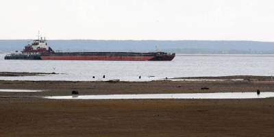 Севший на мель сухогруз перекрыл Волго-Каспийский канал