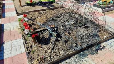 Полиция ищет поджигателей могил на кладбище в Красном Селе