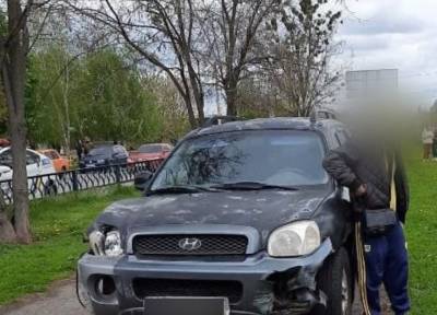 В хлам пьяный водитель вылетел на тротуар в Харькове, фото: "снес ограждение и..."