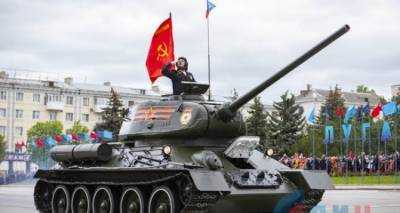 Легендарный танк Т-34 и трофейный «Хаммер». В Луганске прошел Парад Победы. ФОТО