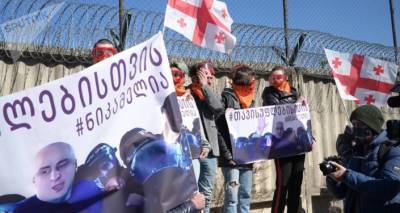 Сторонники Мелия ждут его освобождения у тюрьмы в Рустави