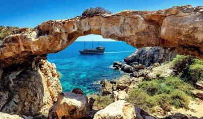 Кипр отменил тестирование для привитых от коронавируса туристов