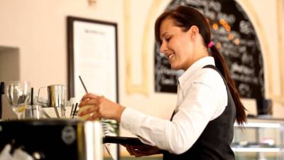 Спрос на персонал в гостиницах и ресторанах Петербурга вырос на 20%
