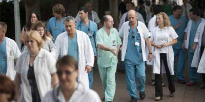 Сотни врачей-интернов митингуют в Тель-Авиве