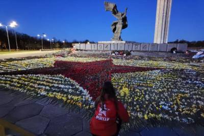 Латвийская молодёжь выложила ковёр из цветов у памятника освободителям Риги