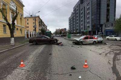 Водитель такси и его пассажир пострадали в ДТП с Toyota в Волгограде