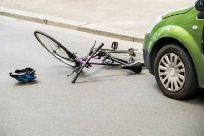 Під Києвом авто збило велосипедистку, вона померла миттєво