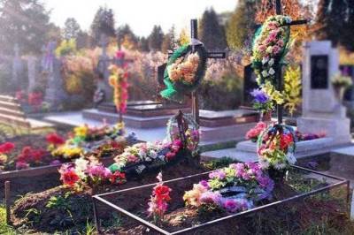 У прикарпатському селі на могилах вже три роки не ставлять штучні квіти і вінки