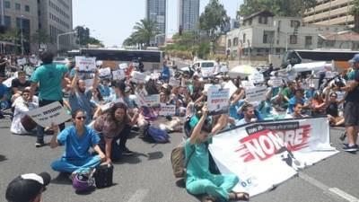 Медработники перекрыли движение в Тель-Авиве, протестуя против увольнения 600 врачей
