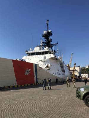 В Одессе на причале Морвокзала пришвартовался американский фрегат