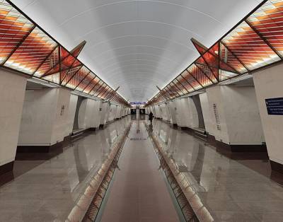 В Петербурге из-за бесхозного предмета закрыли вестибюль станции метро «Проспект Славы»