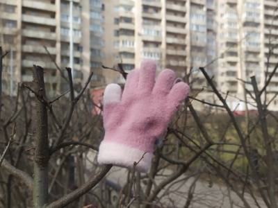 На улице в Петербурге нашли одинокого ребенка с синяками на теле
