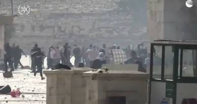 Палестинцы закидывают полицейских камнями в Иерусалиме. Видео