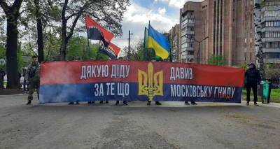 Харьковская власть под черно-красным дуплом
