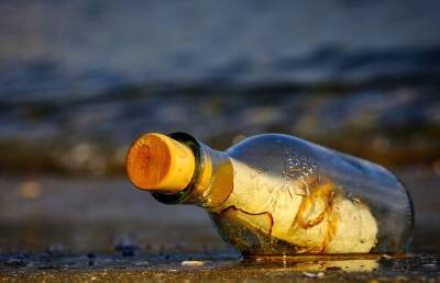 В Канаде на пляже нашли старинную бутылку с письмом. Ученые считают, что это письмо с «Титаника»