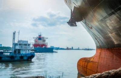 Севший на мель сухогруз перекрыл Волго-Каспийский судоходный канал в России