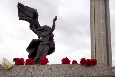 Около 20 тысяч человек в Риге возложили цветы к памятнику Освободителям