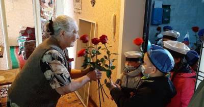 Дошколята Шахтерска поздравили ветеранов и вручили им подарки