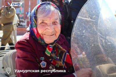 101-летняя зенитчица-ветеран на возглавила мотоколонну 9 мая