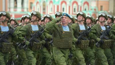 Западные СМИ с тревогой следили за появлением тысяч солдат 9 Мая в Москве