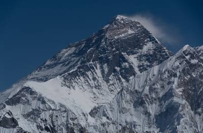 Чтобы предотвратить распространение COVID-19 Китай установит “границу” на горе Эверест