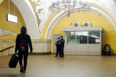 В метро уборщик станции метнул нож в полицейского и ранил его