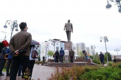 Чиновники и парламентарии возложили цветы к памятнику Гейдара Алиева