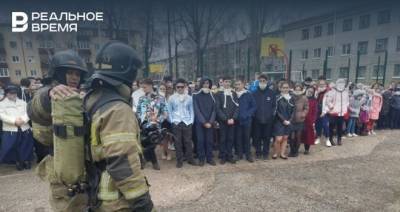 В Зеленодольске провели учебную эвакуацию детей в гимназии №5
