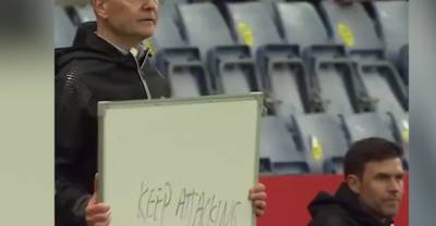 В Дании тренер из-за шума стадиона дал подсказку футболистам с помощью надписи на доске