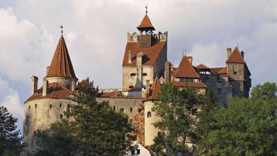 В Румынии открыли пункт вакцинации от коронавируса в замке Дракулы