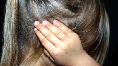 Пьяная мать прилюдно оттаскала малолетнюю дочь за волосы под Новосибирском