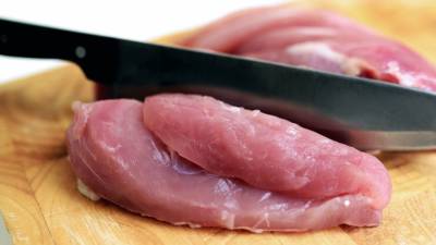 В России снизились оптовые цены на свинину и курицу