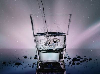 Учёные раскрыли причину изменения вкуса воды, нагретой в микроволновке