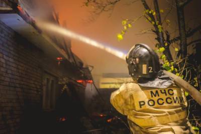 На улице Октябрьской Революции в Смоленске сгорел гараж