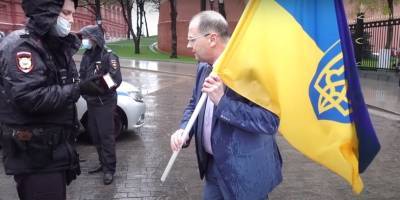 В России возле Кремля задержали мужчину с флагом Украины - видео - ТЕЛЕГРАФ