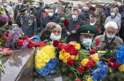 Празднование Дня Победы на Украине: власть углубляет раскол общества