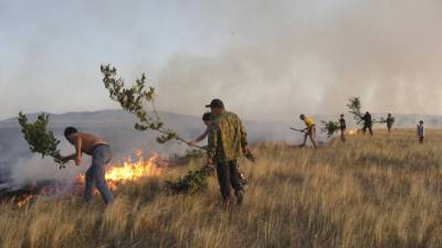 Природный пожар вспыхнул в двух километрах от населенных пунктов под Курганом