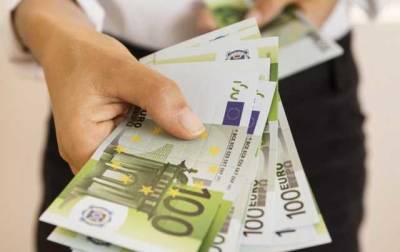 Єврокомісія хоче заборонити розрахунок готівкою на суму понад 10 тисяч євро