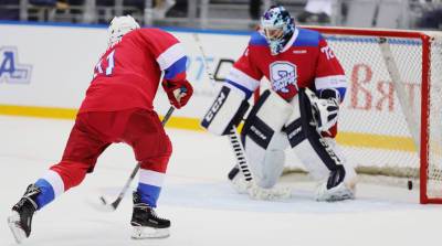 Путин забросил четыре шайбы в первом периоде гала-матча Ночной хоккейной лиги
